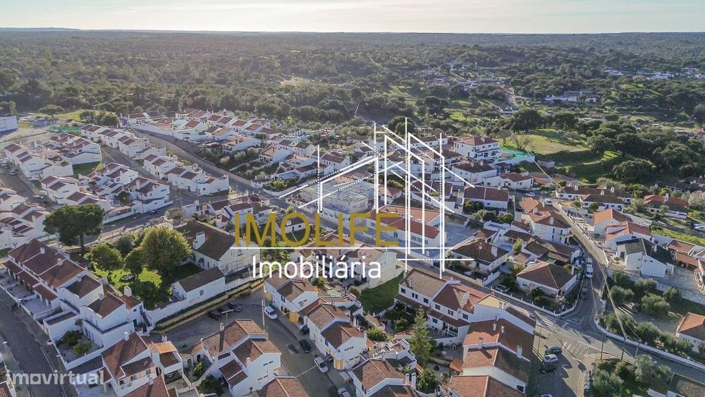 Moradia T1 + T3 no centro da Vila de Mora