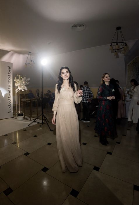 Шикарна вечірня сукня пісочного кольору