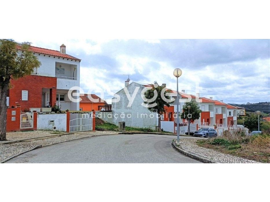 Lote de Terreno com 140 m2 localizado entre o campo e a cidade — Miragaia E Marteleira, Lisboa