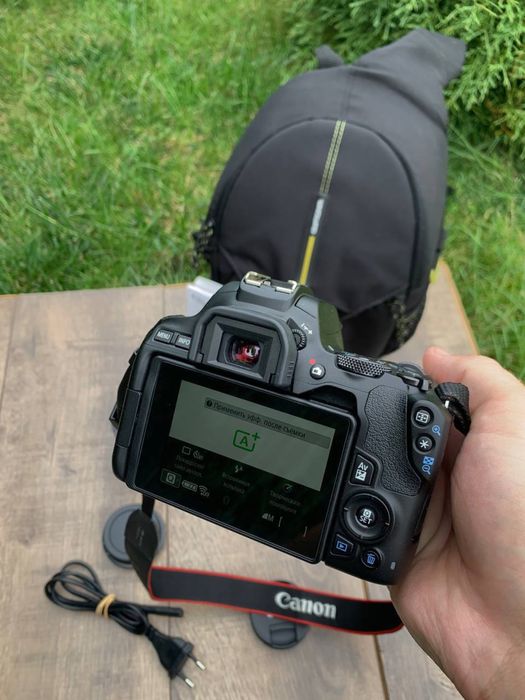 Canon 250D з поворотним екраном