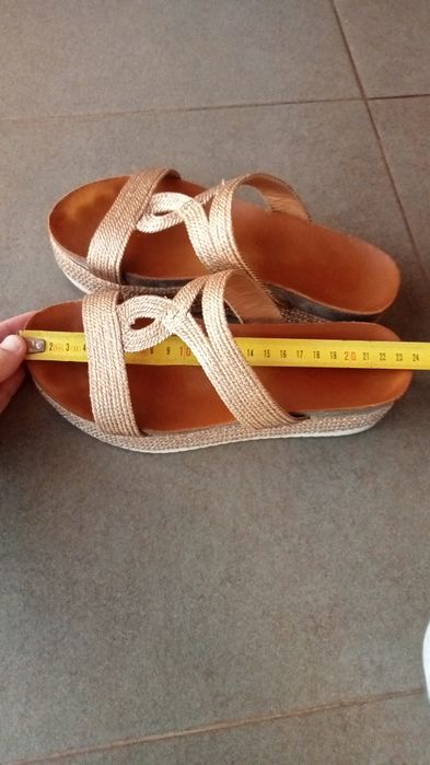 Sandálias/chinelos com salto compensado