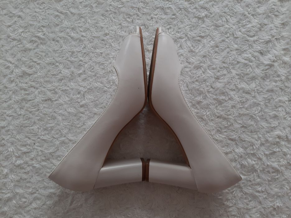 Sergio Leone kremowe jak nowe r. 39/24,7 cm