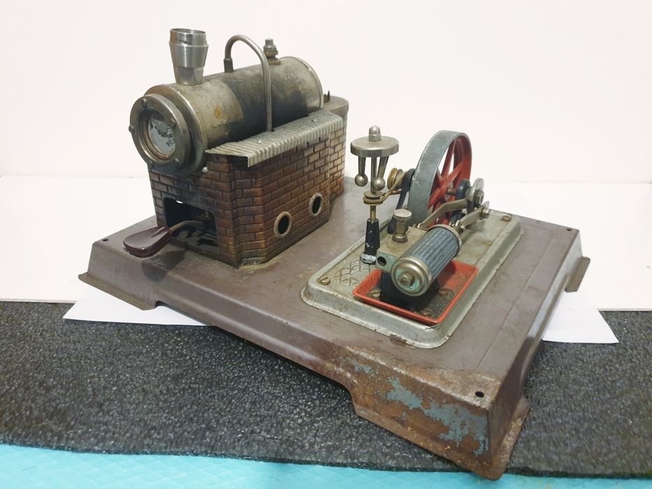 Antigo modelo de maquina de vapor alemã em chapa