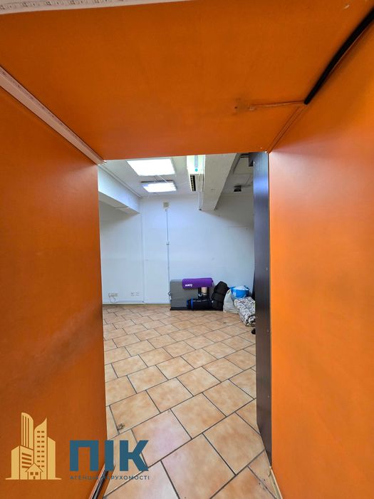 Без%! 110 м2,  підвальне приміщення (цоколь), є два фасадні входи.