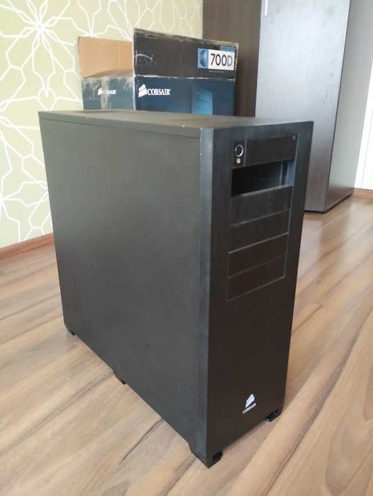 Корпус Corsair 700D