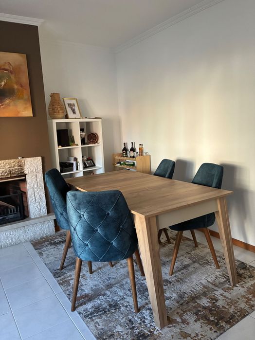 Mesa de jantar extensível 1,60/2,00m + 4 cadeiras em veludo – Excelente estado