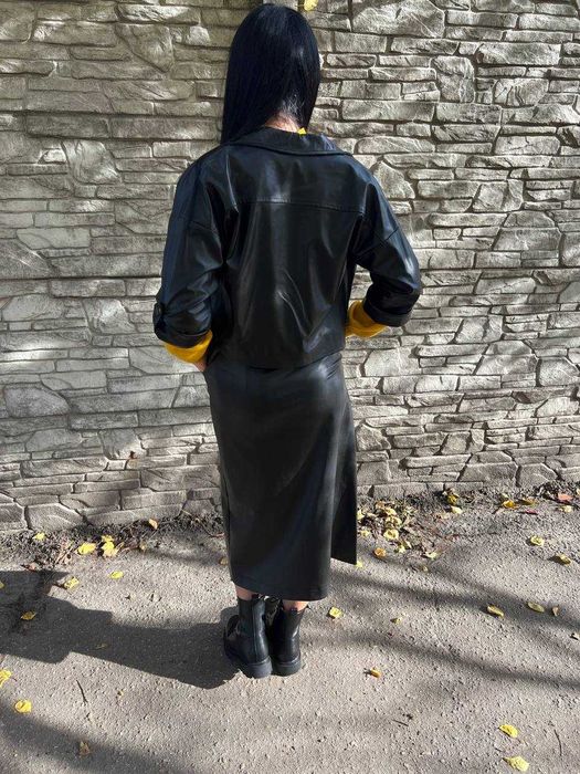 Жіночий шкіряний костюм з спідницею