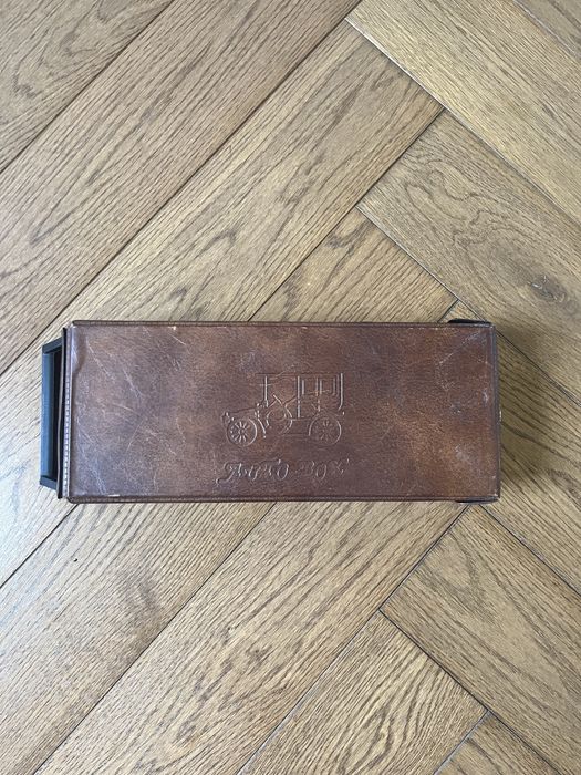 Samochodowy organizer kuferek Auto Box + 17 kaset retro