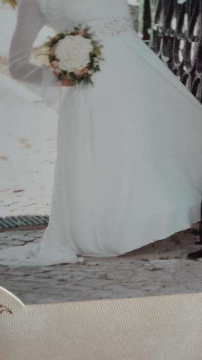 Vestido de noiva e respetivo véu