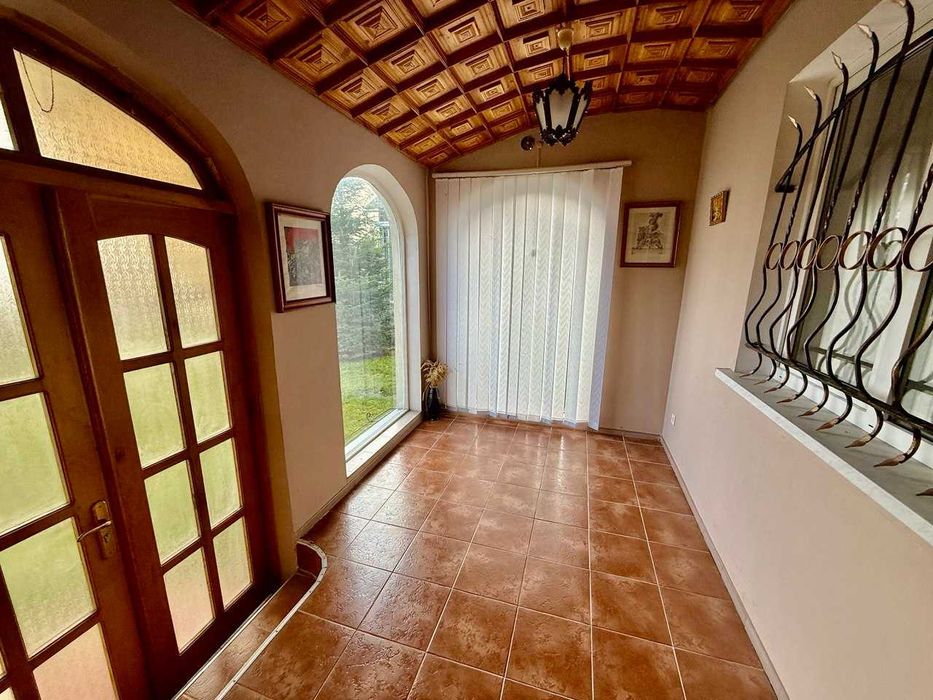 Продаж будинку з ремонтом і земельною ділянкою 33 сотих біля Львова