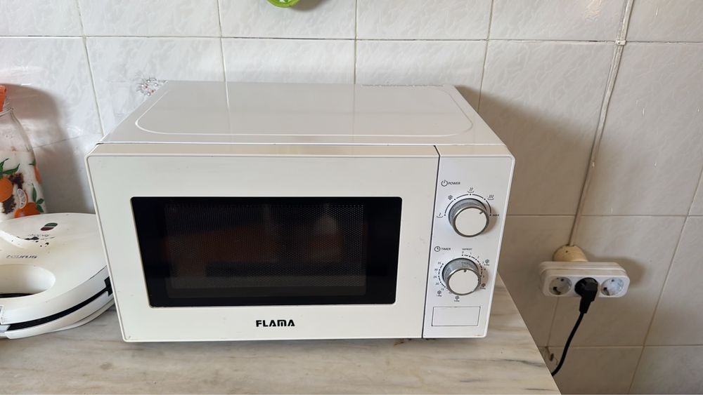 Micro-ondas FLAMA 700W