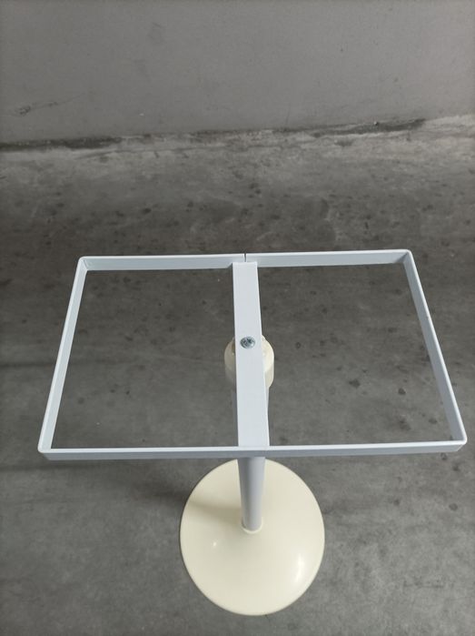 Gaiola suspensa com pé de apoio