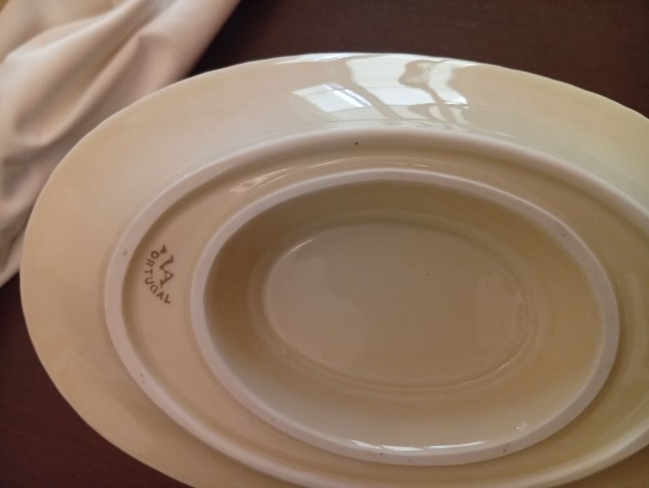Serviço Vista Alegre completo anos 1950 – porcelana com ouro em relevo