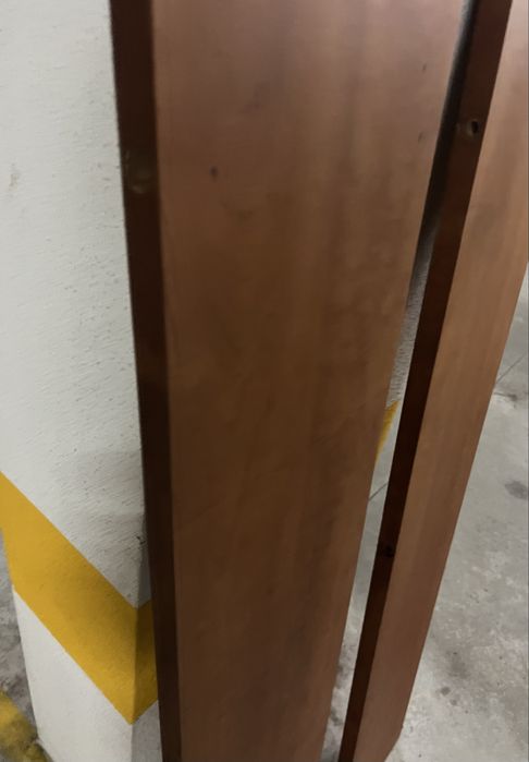 Prateleiras castanhas