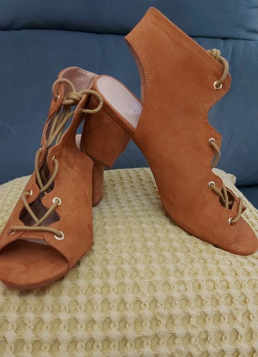 Sandália camel Lefties