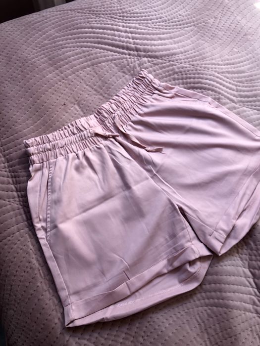 Pudrowo-różowe krótkie spodenki z wysokim stanem