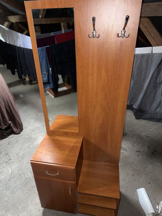 Oddam słupek z wieszakami, szafką i lustrem