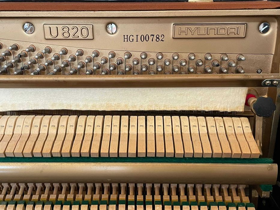 Piano vertical Hyundai U820