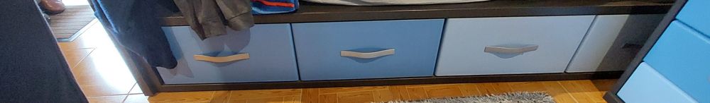 Quarto criança / Mesinha cabeceira/ roupeiro/ colchão