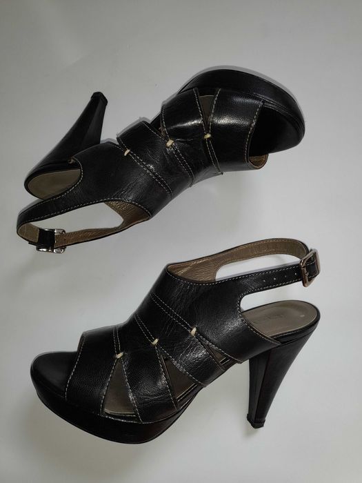 Sandália preta da marca HAITY