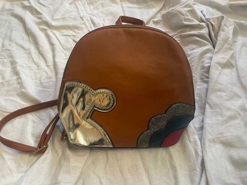 Mochila / Mala com detalhes em dourado