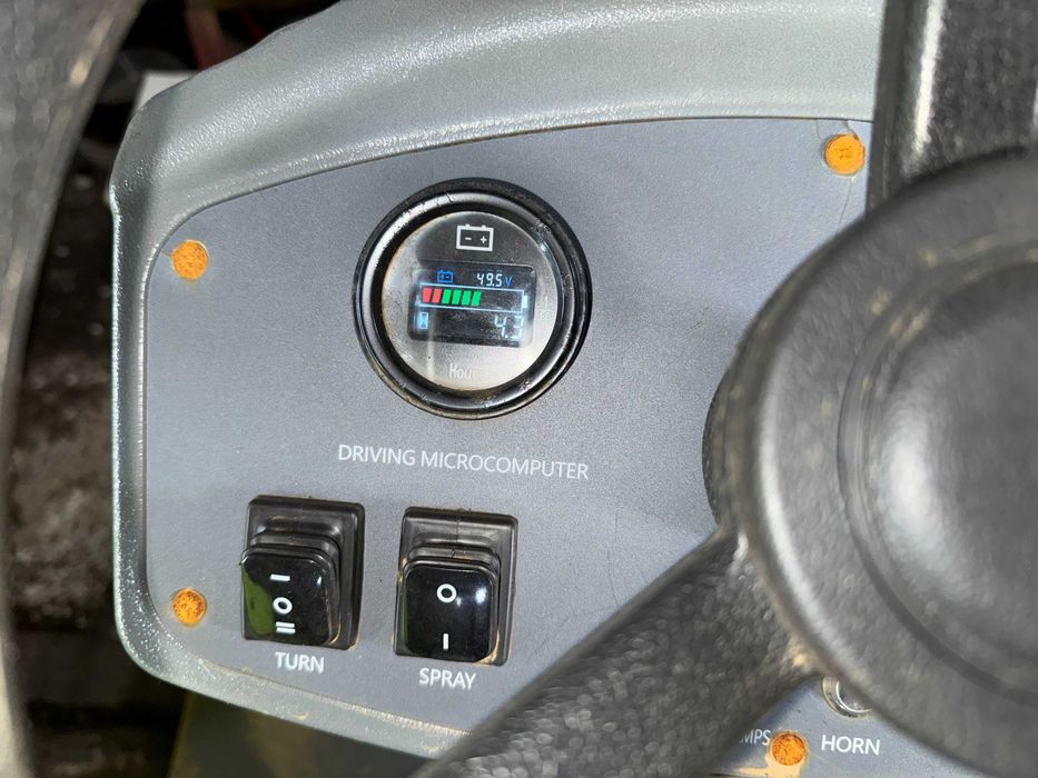 Нова електрична прибиральна машина для відкритих/закритих територій