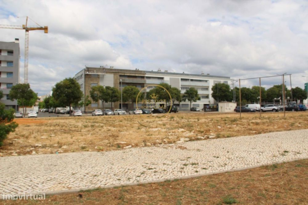 Spacious plot of land located in the Vale de Ras urbanization in Loulé