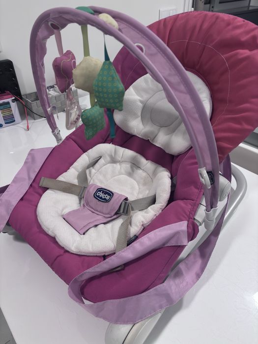 Espreguiçadeira Chicco Rosa Reclinável com Brinquedos