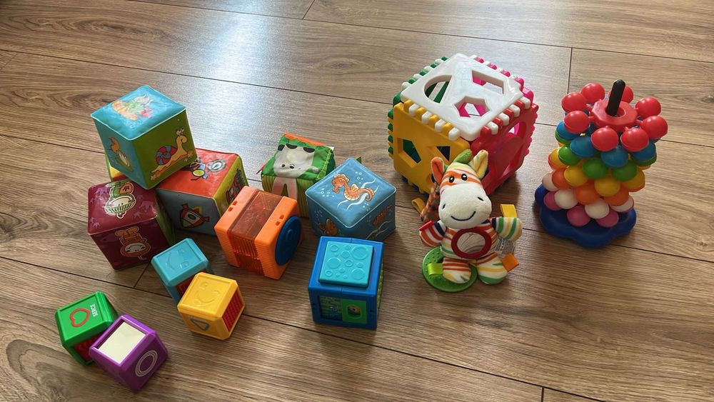zestaw zabawek dla malucha m.in Fisher price,