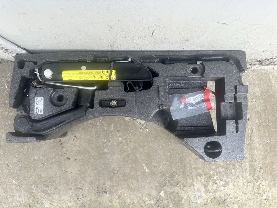 Фаркоп розкладний, домкрат та буксирувальний крюк до Volkswagen.