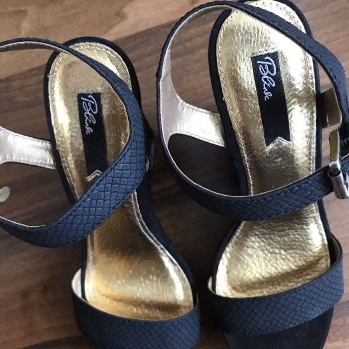 Босоножки на танкетке