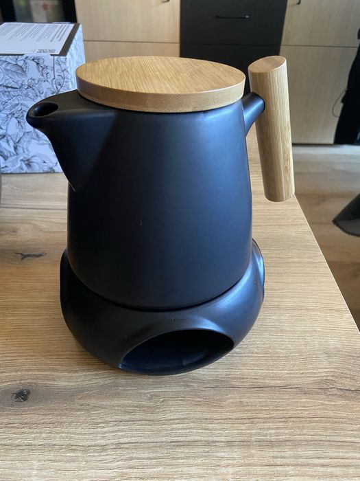 Dzbanek do herbaty z podgrzewaczem