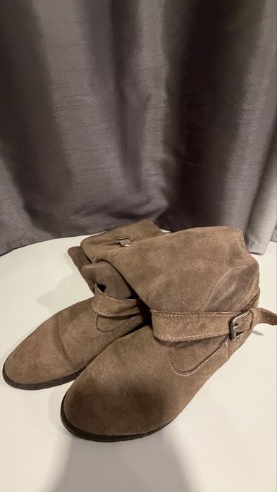 Botas castanhas com fivelas