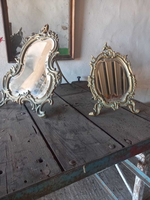 Espelhos de mesa antigos em bronze, estilo Rococó / Luís XV, 1920 a 1950  Espelho 1 Altura 40cm Largura 30cm  Esoelho 2 Altura 30cm Largura 20cm