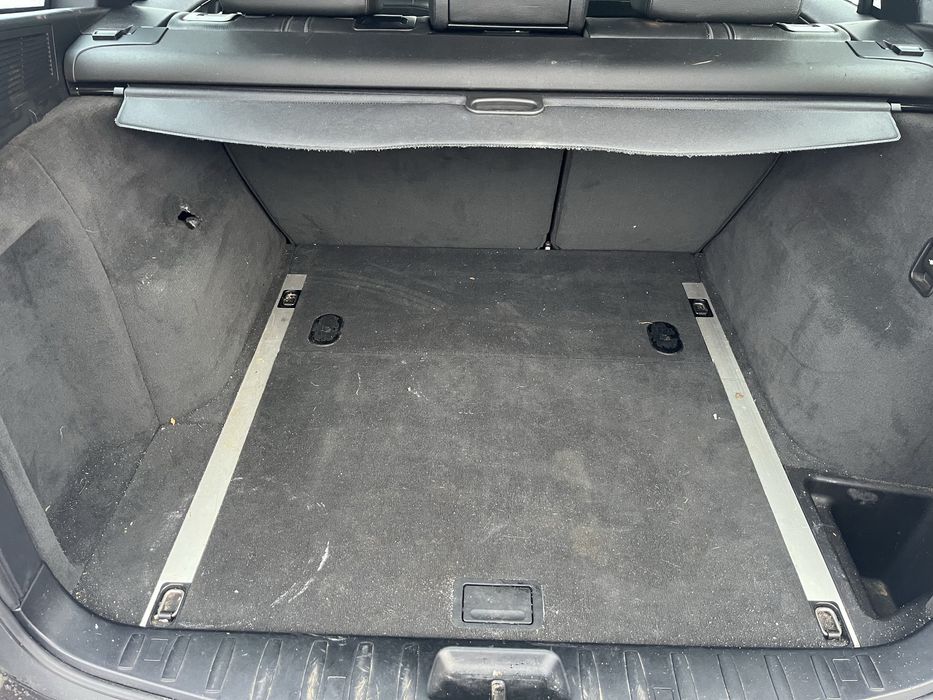 Wykladzina tapicerka bagaznika podloga czarna bmw e83 x3 boczki kpl