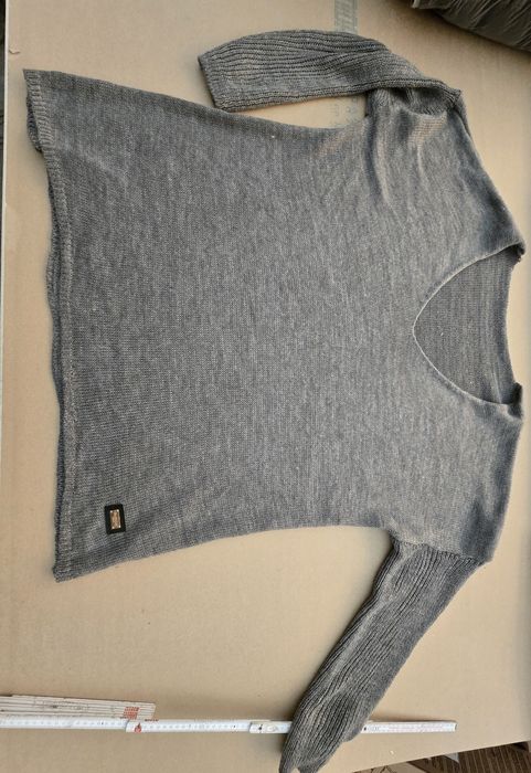 Sweter oversize z długim rekawem szary.

Wymiary na zdjęciach.