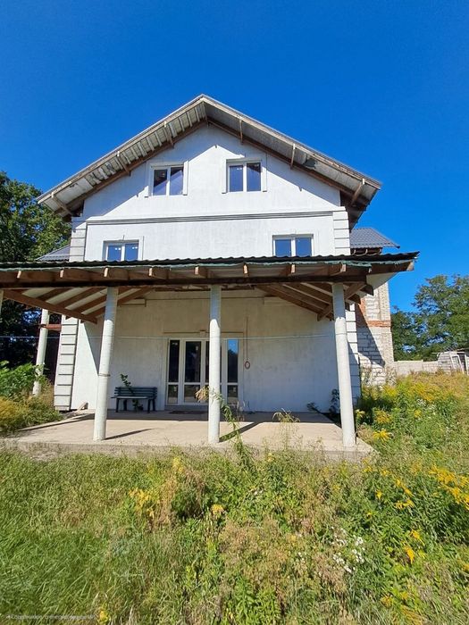 Капітальний будинок 270 м² із панорамним світлом та столітніми дубами