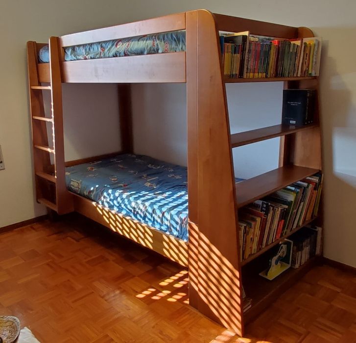 Beliche e estante em Cerejeira (bom estado)