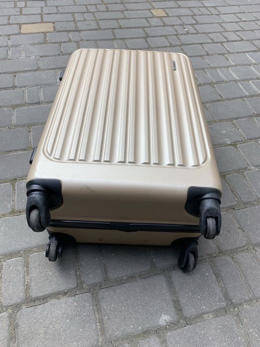 Продам чемодан среднего размера, б/у