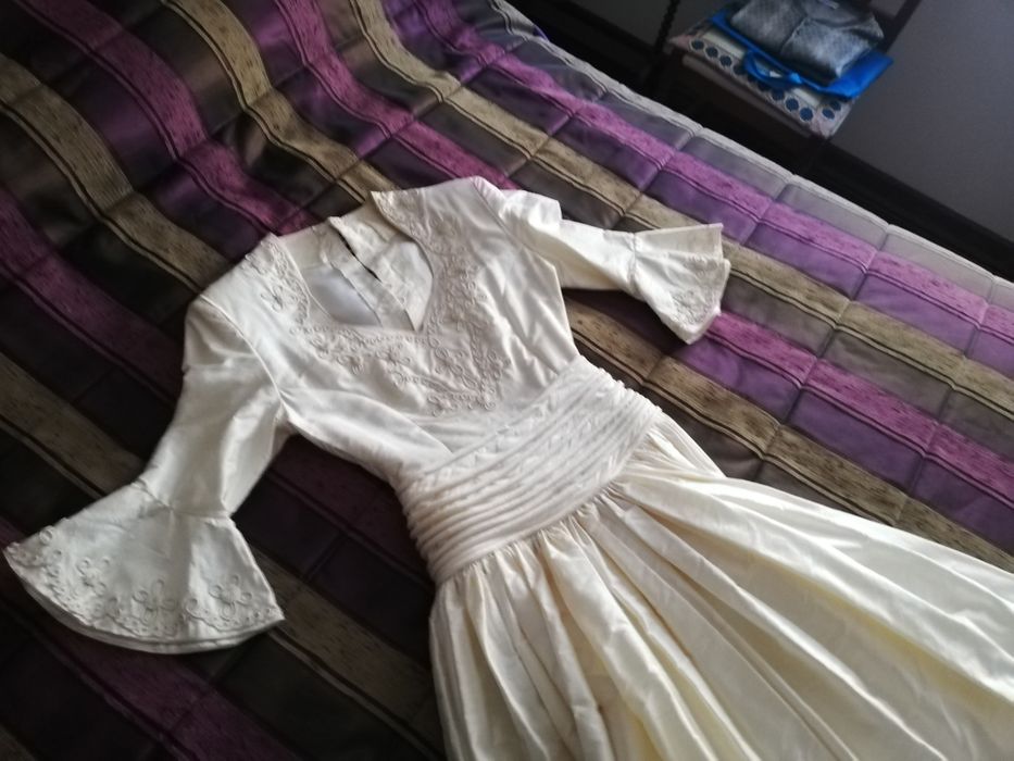 Vestido de noiva e.veu comprido em.seda.selvagem