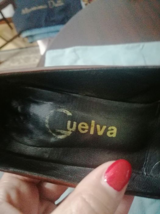 Sapatos em pele.  Cor preta e castanha tam. 37