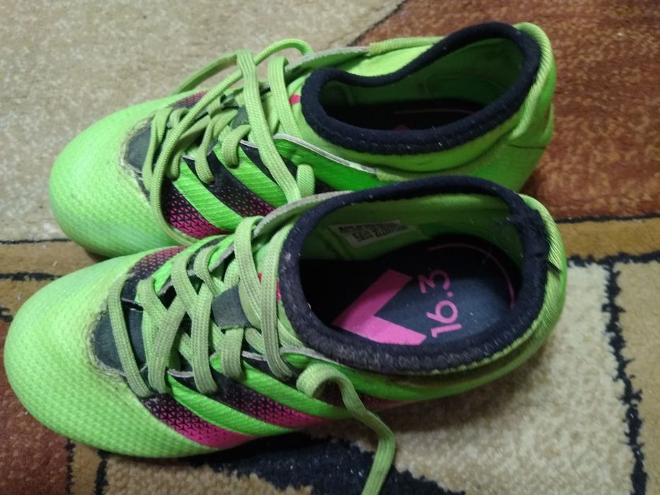 korki  pilkarskie  rozmiar  31    firma  adidas