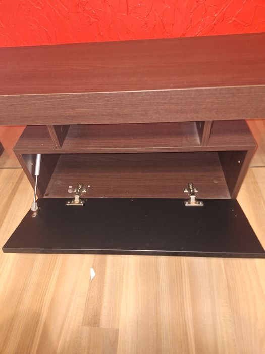 Półka pod telewizor