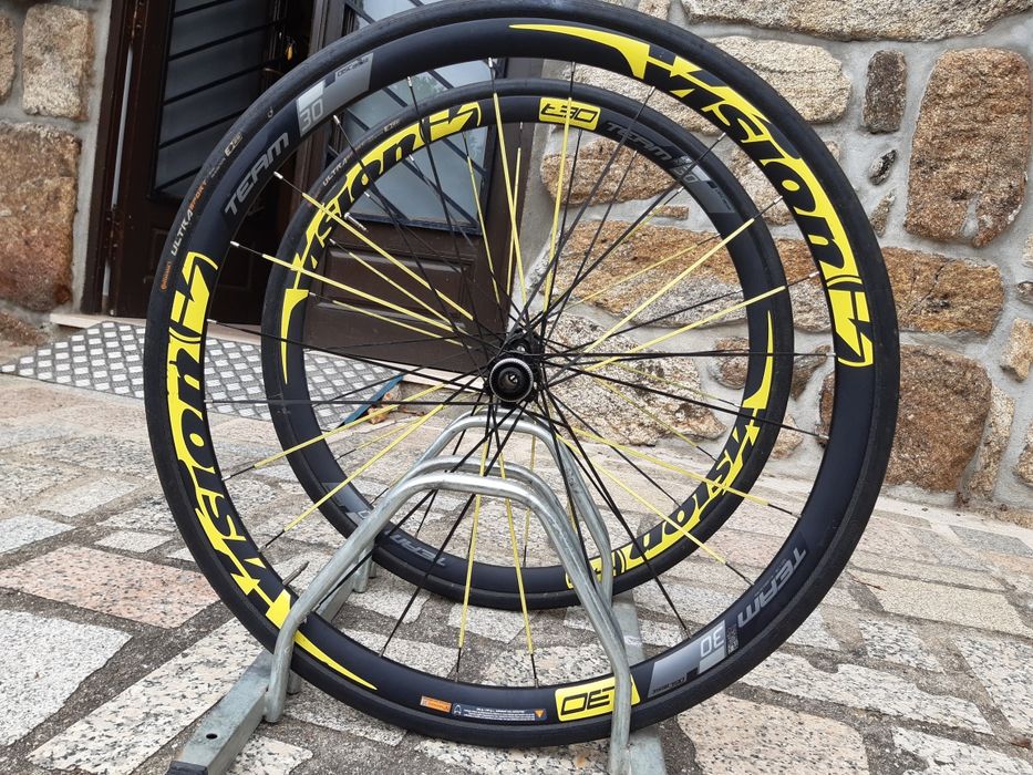 Rodas bicicleta de estrada de disco com pneus, montar e andar...