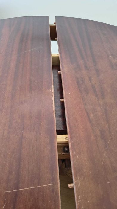 Mesa de jantar redonda em madeira