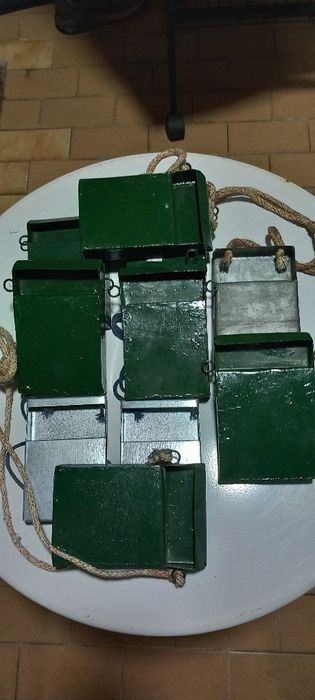 Caixas para transporte de iscos vivos para pesca desportiva.