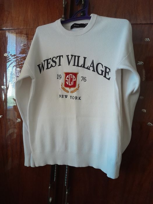 Светер білий з принтом