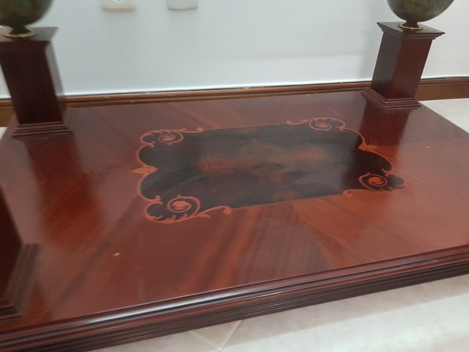 Mesa de centro em vidro e madeira