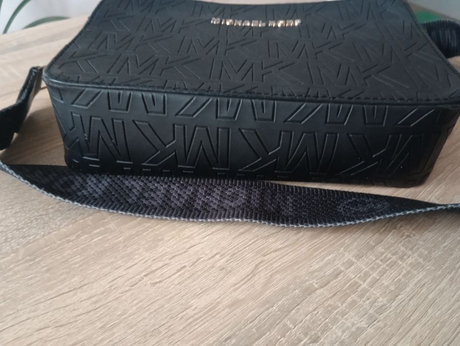 Сумка кросс-боді Michael Kors чорного кольору.