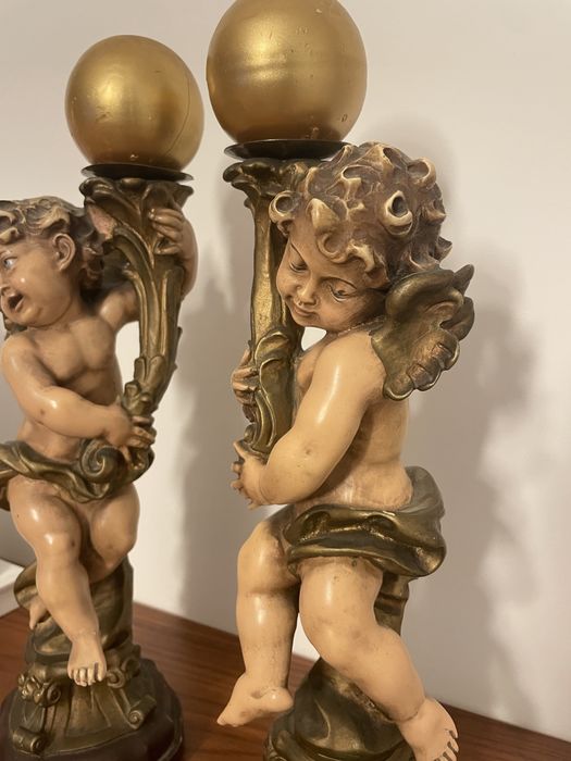 Castiçal barroco/rococó com figuras de putti